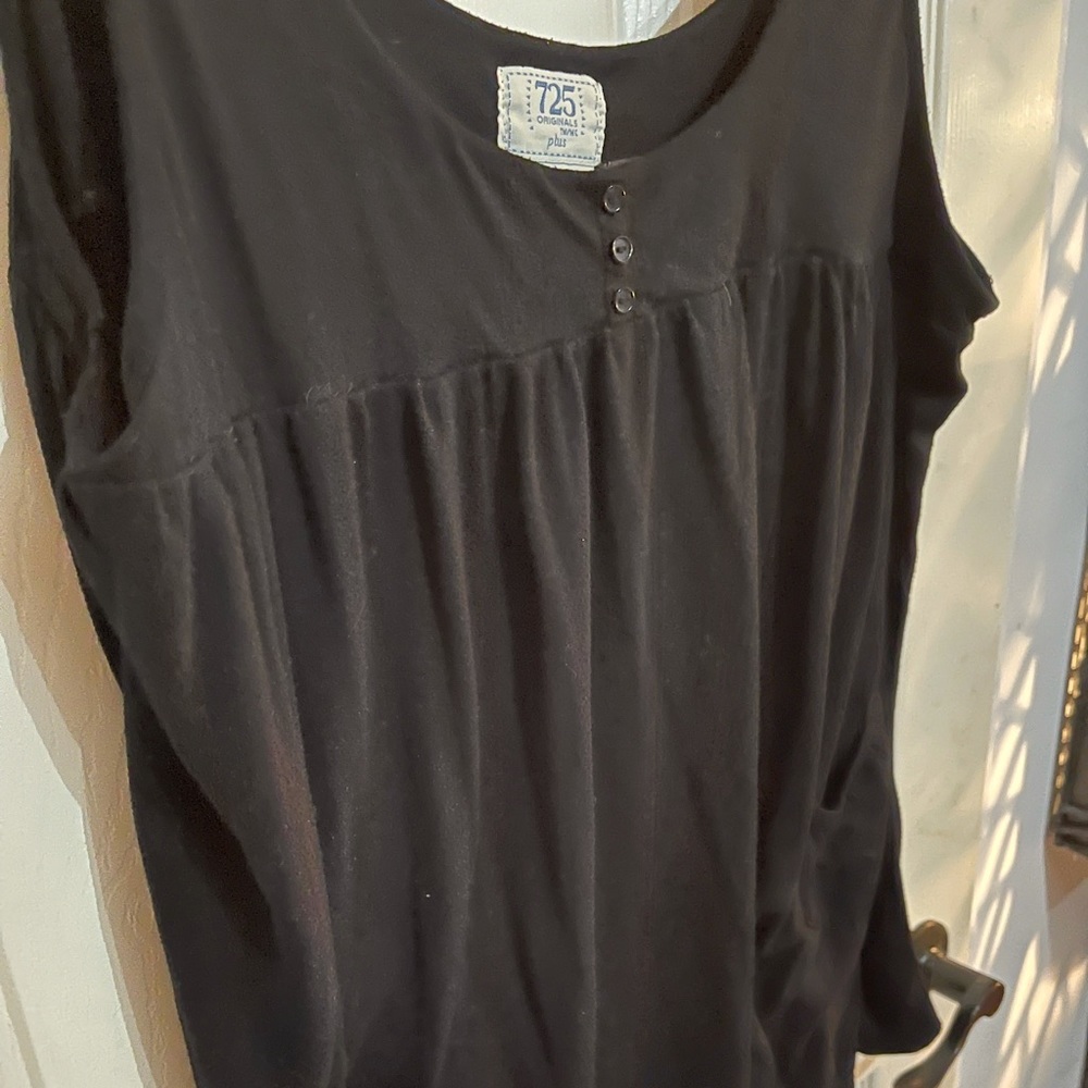 🥰 4/$25- Black tank w/pockets and buttons - measurements added